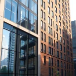 Architektur Visualisierung eines modernen Wohngebäudes in einer urbanen Umgebung mit lebendigen Details.